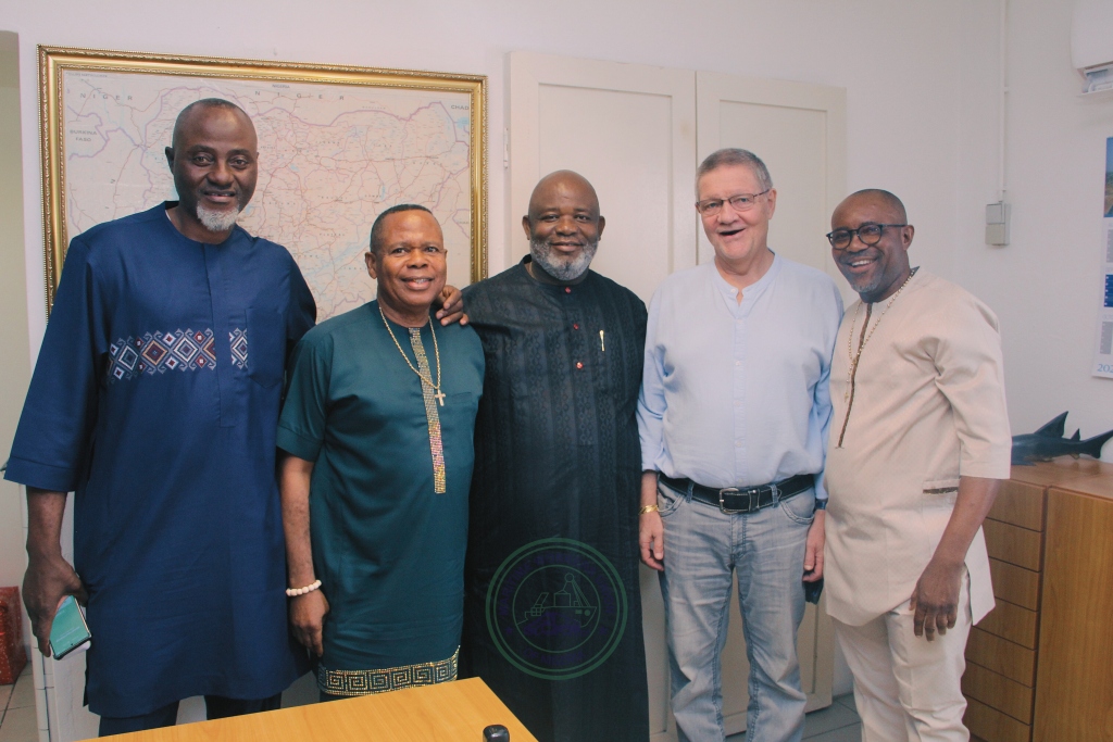 L: President & Vice President, Dockworkers Branch of MWUN, Comrade Bolaji Agboola, Comrade Bestman Biokpo; President General of MWUN, Comrade Francis Bunu Abi; Capt. Rainer Jensch, General Manager, Julius Berger, Warri and Comrade Sam Pere, District Chairman, Julius Berger